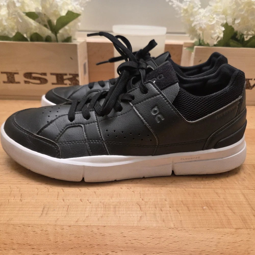 On Running The Roger Advantage Black/White Leather Sneakers Womens Size 9.5